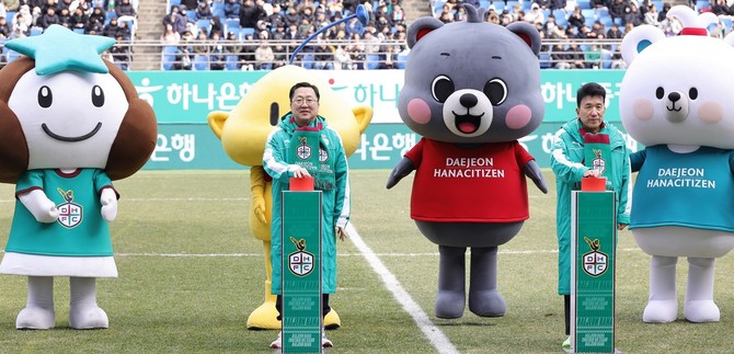 이장우 대전시장은 지난 23일 2025 K리그1 대전하나시티즌의 홈 개막식(상대:울산 HD FC)을 개최하고 있다. ⓒ 대전시