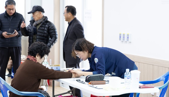 지난 22일 찾아가는 의료원 진료를 통해 의료진이 주민을 진료하고 있다. ⓒ 청양군