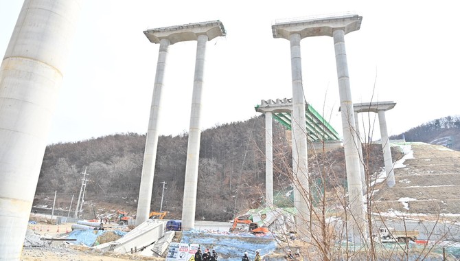 세종-안성 고속도로 청룡천교 붕괴 사고 현장 모습. ⓒ 충남도