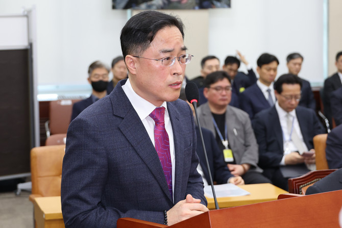 25일 국회에서 열린 '윤석열 정부의 비상계엄 선포를 통한 내란 혐의 진상규명 국정조사 특별위원회' 5차 청문회에서 이진동 대검찰청 차장검사가 '비화폰 관리' 의혹과 관련해 발언하고 있다. ⓒ 연합뉴스
