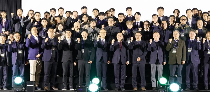'대전첨단뿌리산업협의체'가 26일 공식 출범식을 개최 후 단체 기념촬영을 하고 있다. ⓒ 대전시
