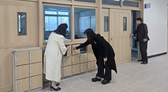 초등특수교육과장 정은영과 아산월천초등학교 관계자와 함께 학교를 점검하고 있다. ⓒ 충남교육청