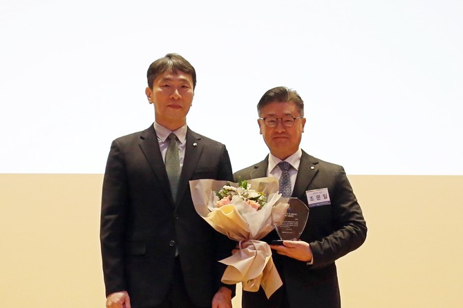 신한카드는 금융감독원이 주관하는 '1사1교 금융교육 우수 사례 시상식'에서 우수 금융회사 부문 '금융감독원장상'을 업계 최초로 네번째 수상했다고 27일 밝혔다. ⓒ 신한카드