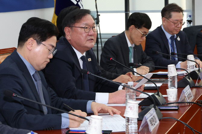 27일 서울 여의도 국회에서 '민주당, 기업 손잡고 트럼프 통상 파고 넘는다'란 주제로 열린 더불어민주당 경제안보특별위원회 간담회에서 김태년 위원장(왼쪽 두 번째)이 발언하고 있다. ⓒ 연합뉴스