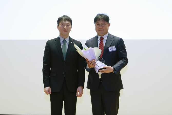 메리츠화재가 26일 금융감독원 주관 2024년도 '1사1교 금융교육' 우수사례 시상식에서 우수 금융회사로 선정돼 금융감독원장상을 수상했다. ⓒ 메리츠화재