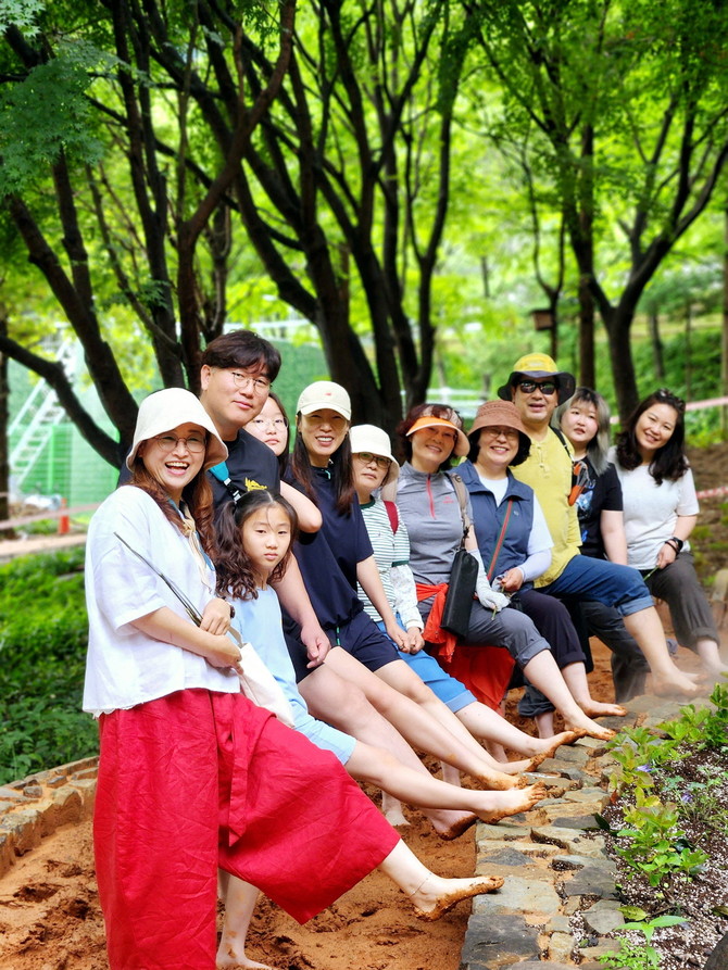 월아산 숲속의 진주 맨발로 숲 치유. ⓒ 진주시