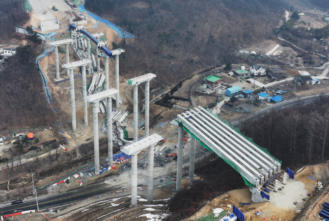 지난 25일 서울세종고속도로 건설 현장에서 교각 위에 설치 중이던 교량 상판 구조물이 무너져 내리면서 상부에서 추락한 근로자 10명이 숨지거나 다쳤다. © 연합뉴스