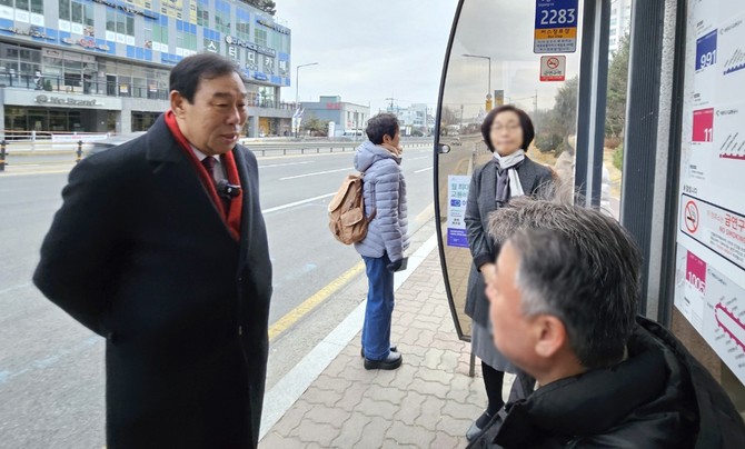 최민호 세종시장이 28일 첫번째 세종사랑 '대중교통의 날'을 맞아 991번 버스를 이용해 출근시간에 한 시민과 소통했다. ⓒ 세종시
