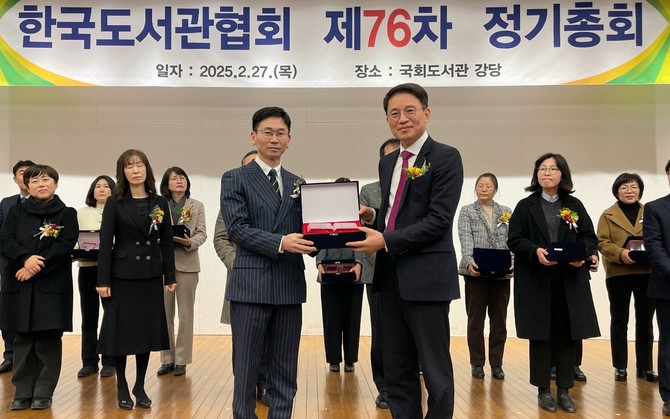 지난 27일 열린 제76차 한국도서관협회 정기총회의 제57회 한국도서관상 시상식에서 단체 상을 수상 후 기념촬영을 하고 있다. ⓒ 보령시