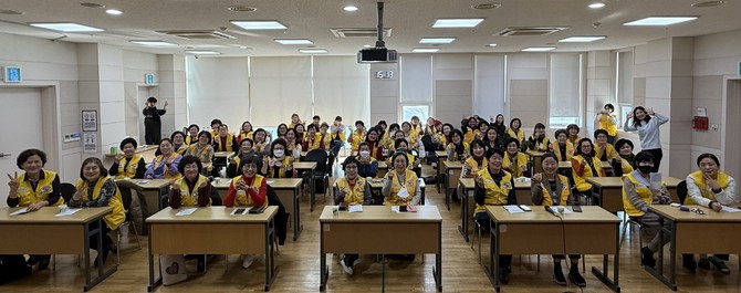28일 '이웃을 밝혀주는 마음등대 사업' 고독사 예방 네트워크 지원단 교육을 실시 후 단체 기념촬영을 하고 있다. ⓒ 공주시
