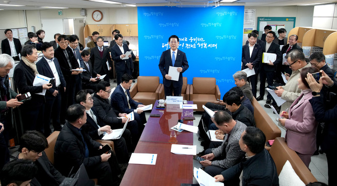 김영록 전라남도지사가 4일 도청 기자실에서 미국순방 기간 중 AI 슈퍼클러스터 허브 투자 유치와 글로벌 기업 및 기관과의 협력 등에 관한 성과를 발표하고 있다. ⓒ전남도
