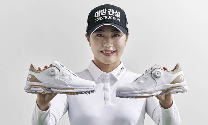 '아크먼트 프로 골프화'는 데상트코리아의 신발 연구 센터인 부산 DISC에서 스윙 메커니즘에 대한 인체공학적 분석 데이터에 기반해 개발됐다. ⓒ 데상트골프