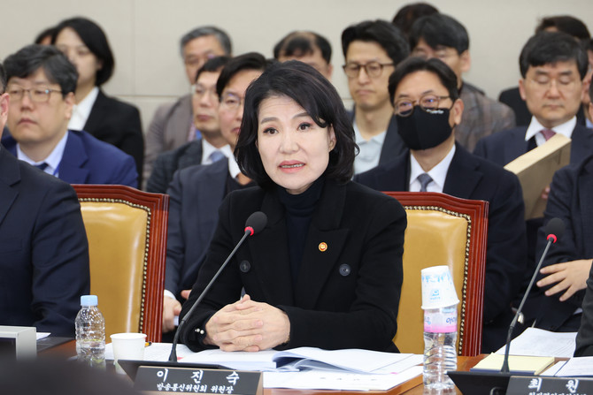 이진숙 방송통신위원장이 5일 국회 과학기술정보방송통신위원회 전체회의에서 현안질의에 답하고 있다. ⓒ 연합뉴스