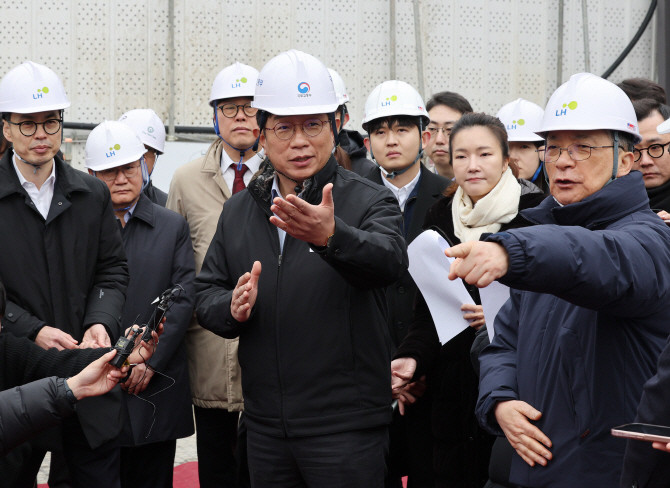 지난 5일 서울 은평구 신축매입임대 주택공급 현장을 방문한 박상우 국토교통부 장관과 이한준 LH 사장. Ⓒ 연합뉴스