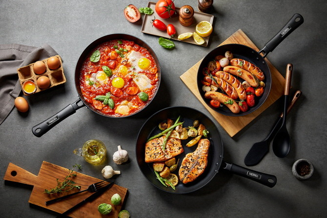 써모스가 키친웨어를 국내에 공식 론칭하고, 첫 시리즈로 '플라즈마·듀러블' 논스틱 프라이팬 10종을 출시한다. © 써모스