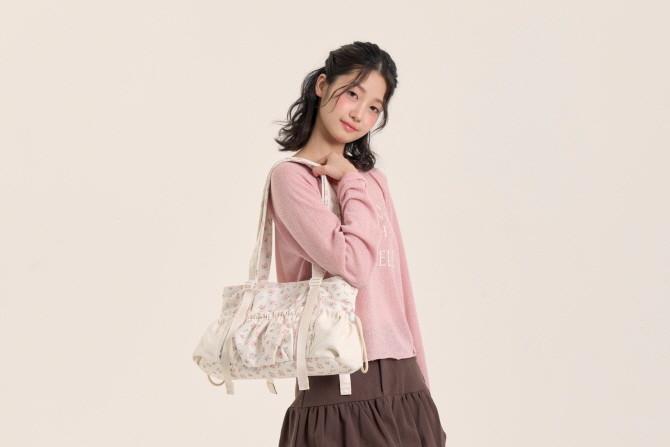 한국에스티엘의 '마이쉘'이 2025 봄/여름(SS) 가방 컬렉션을 'My Forest, MYSHELL'을 테마로 선보인다. © 한국에스티엘