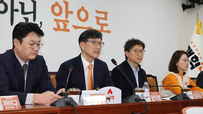 지난달 26일 국회에서 열린 개혁신당 제1차 선거기획단 회의에서 (왼쪽 두 번째) 함익병 개혁신당 선거기획단장이 발언하고 있다. ⓒ 연합뉴스