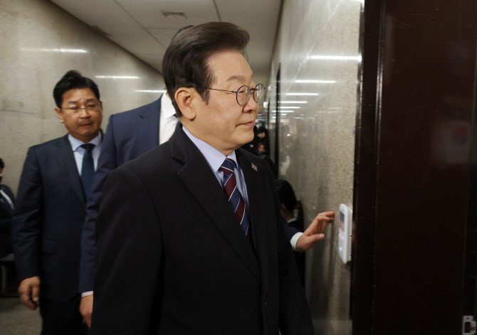 이재명 더불어민주당 대표가 국회 당 대표실로 향하고 있다. ⓒ 연합뉴스