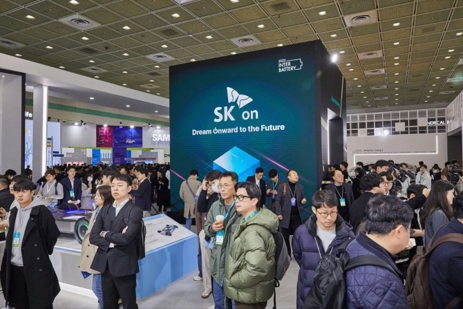 지난 5일 오전 서울 강남구 코엑스에서 배터리 산업 전시회 '인터배터리 2025'가 행사장 내 SK온 부스 전경. ⓒ SK온