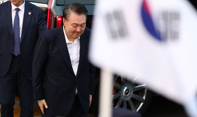 서울구치소에서 석방된 윤석열 대통령이 지난 8일 서울 한남동 관저 앞에 도착, 차량에서 내려 지지자들을 향해 인사하고 있다. ⓒ 연합뉴스