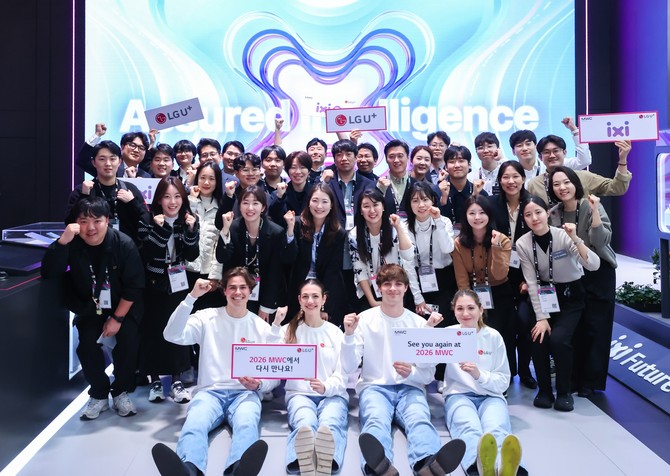 LG유플러스 MWC25 전시관에서 임직원들이 내년 MWC에 대한 기대감을 드러내고 있다. ⓒ LG유플러스