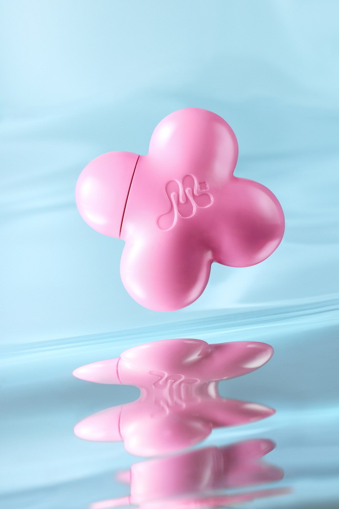 아모레퍼시픽 브랜드 마몽드(MAMONDE)가 '플로라 글로우 로즈 틴티드 선세럼'을 출시한다. © 아모레퍼시픽