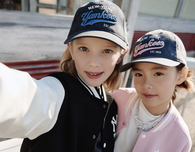 MLB키즈가 봄 신학기를 맞아 트렌디한 빈티지 무드 볼캡부터 여아들을 위한 샤이니 볼캡까지 다양한 스타일의 '키즈 볼캡'을 출시한다. © MLB
