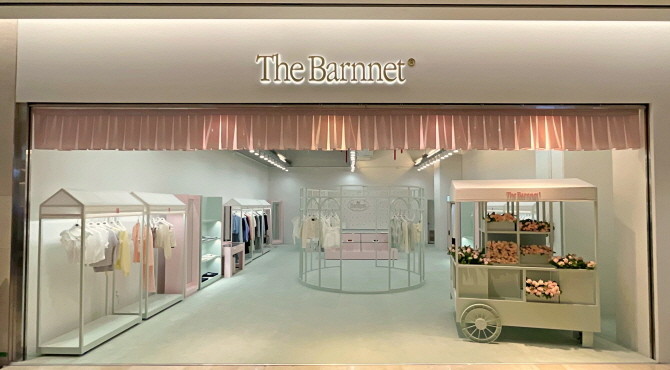 팝업의 성지로 불리는 잠실 롯데월드몰에서 K-패션 브랜드 '더바넷' 팝업스토어를 국내 유통사 최초로 선보인다. © 롯데쇼핑