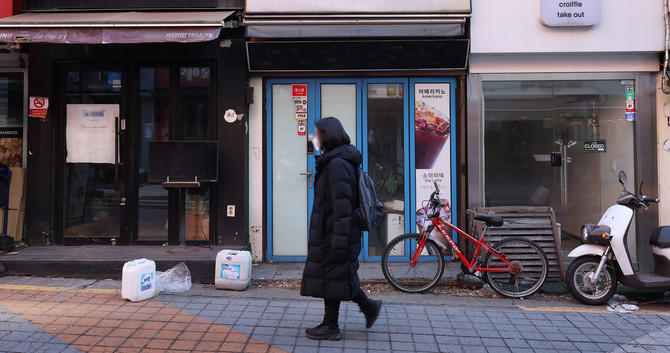 서울 서대문구 한 거리에 폐업한 카페들이 줄지어 있다. ⓒ 연합뉴스