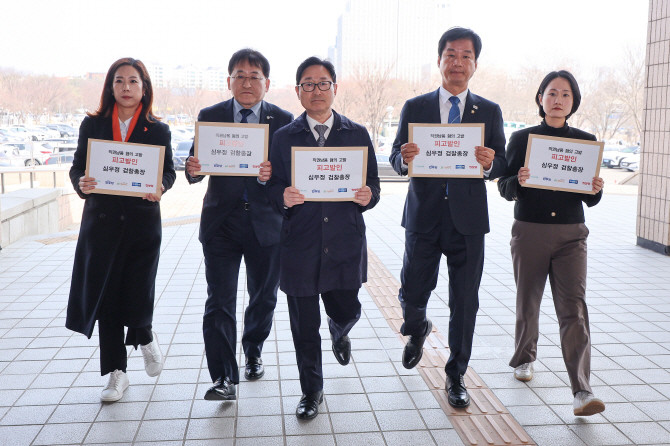야당 의원들이 10일 심우정 검찰총장에 대한 직권남용 혐의 공동 고발장 제출을 위해 정부과천청사 고위공직자범죄수사처 민원실로 향하고 있다. ⓒ 연합뉴스