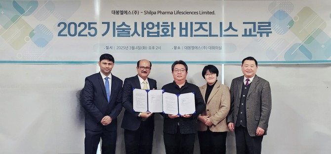 박진오 대봉엘에스 대표(오른쪽에서 세 번째)와 Dr. Dipak Kalita 실파 부사장(두 번째)이 비만 치료제 리라글루티드 CDMO 협력 강화를 위한 논의를 마친 후 기념사진을 촬영하고 있다. ⓒ 대봉엘에스