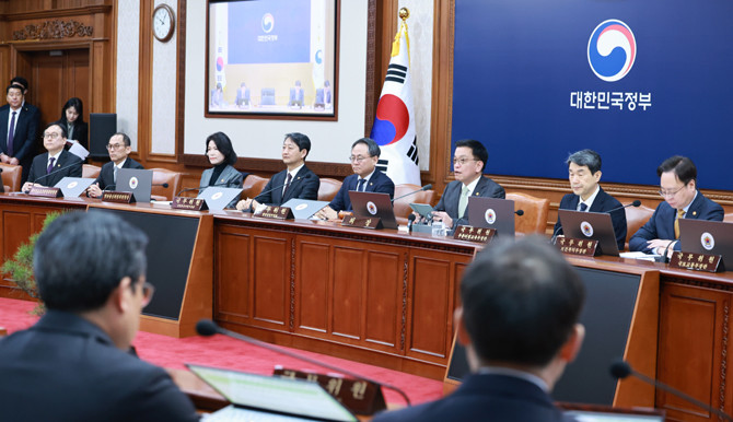 최 대통령 권한대행은 11일 정부서울청사에서 세종청사 국무회의실과 2원 영상으로 국무회의를 주재했다. ⓒ 연합뉴스