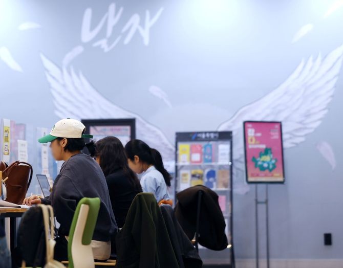구직자 10명 중 5명이 취업 과정에서 AI로 자기소개서를 작성한 적 있다고 답했다. ⓒ 연합뉴스