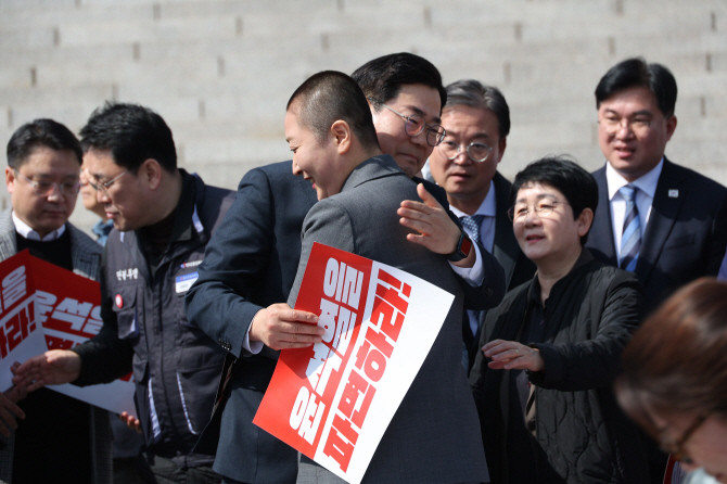 11일 서울 여의도 국회 본청 앞 계단에서 박홍배·김문수·전진숙 더불어민주당 의원이 윤석열 대통령 조기파면 등을 촉구하며 삭발하자 박찬대 민주당 원내대표가 전진숙 의원을 격려하고 있다. ⓒ 연합뉴스