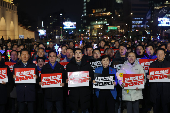 더불어민주당 박찬대 원내대표를 비롯한 의원들이 지난 11일 서울 광화문 앞 당 천막 농성장에서 의원총회를 하고 있다. ⓒ 연합뉴스