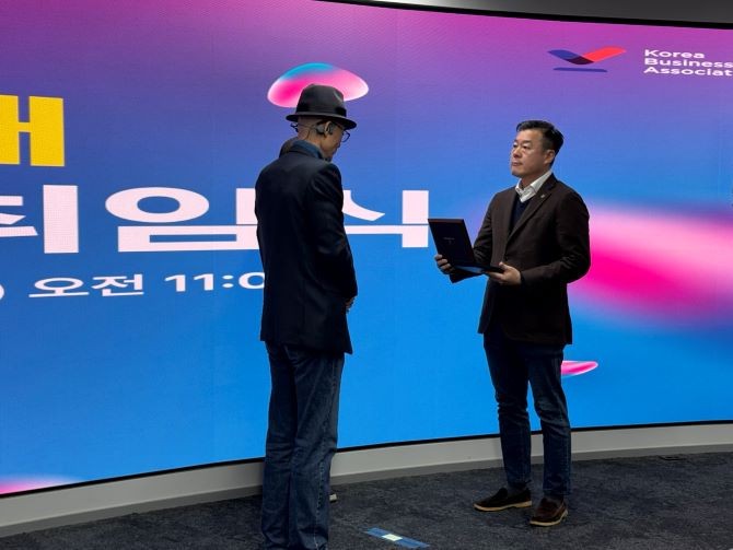 조민식 회장이 고 회장에게 감사패를 증정하고 있다. = 김우람 기자