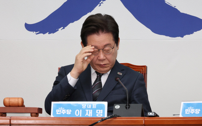 이재명 더불어민주당 대표가 12일 서울 여의도 국회에서 열린 최고위원회의에서 안경을 올리고 있다. ⓒ 연합뉴스