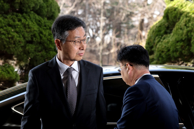 헌법재판소가 최재해 감사원장에 대한 국회의 탄핵소추를 기각한 13일 최 감사원장이 서울 종로구 감사원으로 복귀하고 있다. ⓒ 연합뉴스