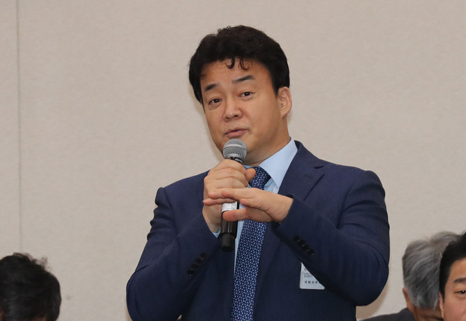 2018년 10월12일 국회 산업통상자원중소벤처기업위원회 국정감사에 백종원 더본코리아 대표가 참고인으로 출석해 의원들의 질의에 답하고 있다. ⓒ 연합뉴스