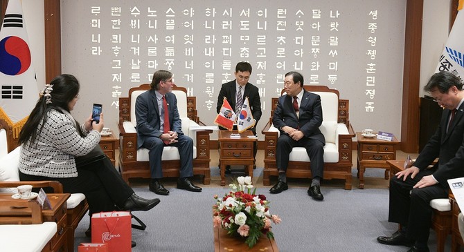 최민호 세종시장은 17일 주한 페루대사 파울 페르난도 두클로스 파로디와 협력 방안을 논의하고 있다. ⓒ 세종시