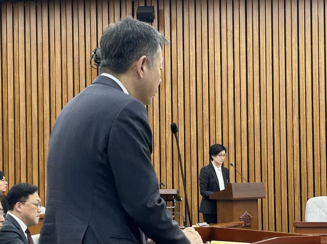 18일 국회 정무위원회 현안질의에서 김광일 MBK파트너스 부회장 겸 홈플러스 공동대표와 조주연 홈플러스 공동대표가 여야 의원 질의에 답변하고 있다. =배예진 기자