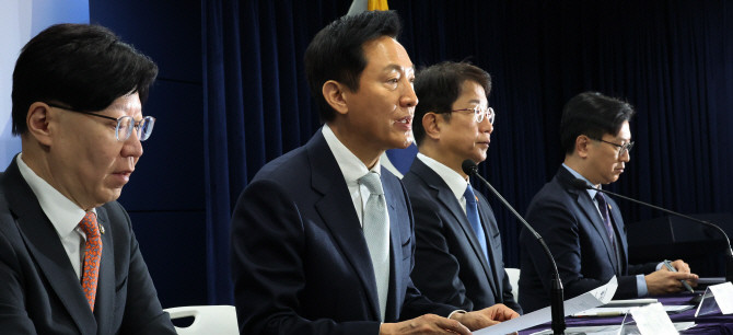 오세훈 서울시장이 19일 서울 종로구 정부서울청사에서 열린 주택시장 안정화 방안 발표와 관련한 질문에 답하고 있다. © 연합뉴스