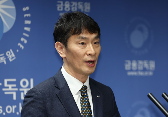 19일 금융감독원 브리핑룸에서 열린 출입기자단 간담회에서 이복현 금융감독원장이 홈플러스 현안에 대해 발언하고 있다. ⓒ 연합뉴스