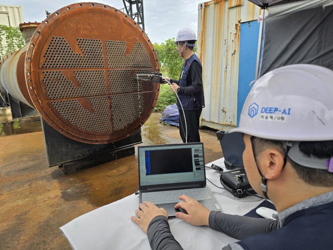 SK이노베이션과 울산 지역 스타트업 딥아이(DEEP AI)가 개발한 'AI 비파괴검사(IRIS) 자동 평가 솔루션'으로 열교환기 결함 검사를 하고 있다. ⓒ SK이노베이션