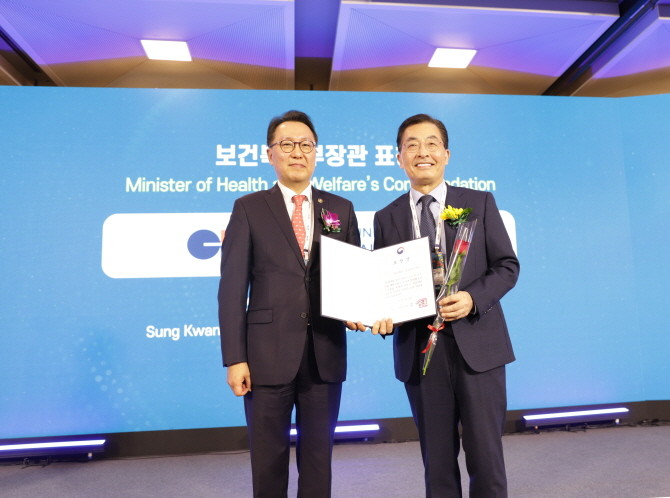 차 국제병원 김영탁 원장(사진 오른쪽)이 보건복지부 장관 표창을 받고 기념사진을 촬영하고 있다. © 차병원
