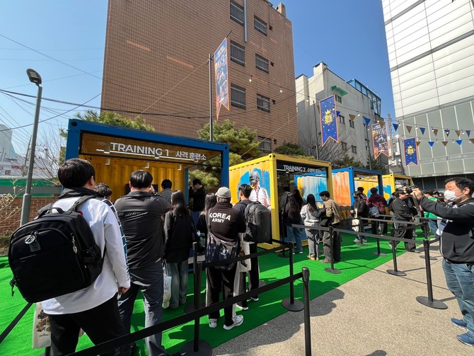 유저 참여형 부스를 기다리는 중인 관람객들. =최민경 기자