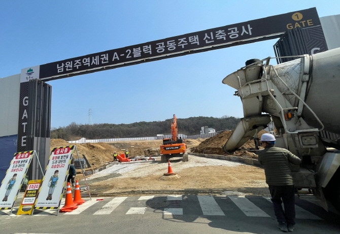 공사가 진행 중인 강원도 원주시 남원주역세권 A-2블록 '원주역 중흥S-클래스' 현장 사업지. 지하 3층~지상 최고 29층 5개동, 전용 84㎡ 총 508세대 규모다. = 박선린 기자