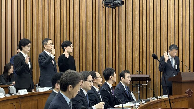 홈플러스 경영진이 지난 18일 국회 정무위원회 현안질의에 앞서 증인 선서하고 있다. =배예진 기자