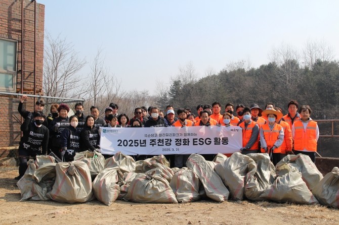 지난 21일 국순당과 웰리힐리파크 임직원들이 공동으로 주천강 정화ESG 활동을 전개하고 기념사진을 촬영했다. ⓒ 국순당