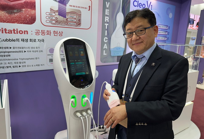 고은현 리메드 전략기획실장이 3채널 HIFU 디바이스 'CLEO V1'를 소개하고 있는 모습. = 박기훈 기자